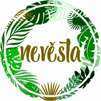Placka "Nevsta" so zelenmi listami a zlatm npisom (Nevesta)