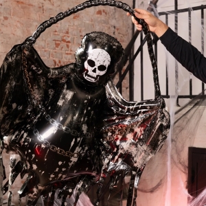 Fóliový balónek smrt v řetězech 118x150cm