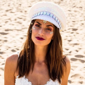 Kšiltovka s duhovými flitry a kamínky