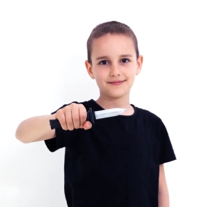 Umělý nůž s výsuvnou čepelí