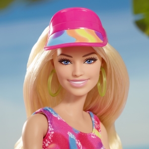 Barbie ve filmovm obleku na kolekovch bruslch