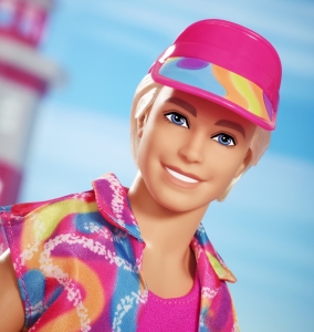 Barbie Ken ve filmovm obleku na kolekovch bruslch